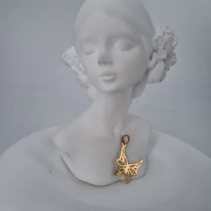 آویز طلای پروانه با بال های تیز