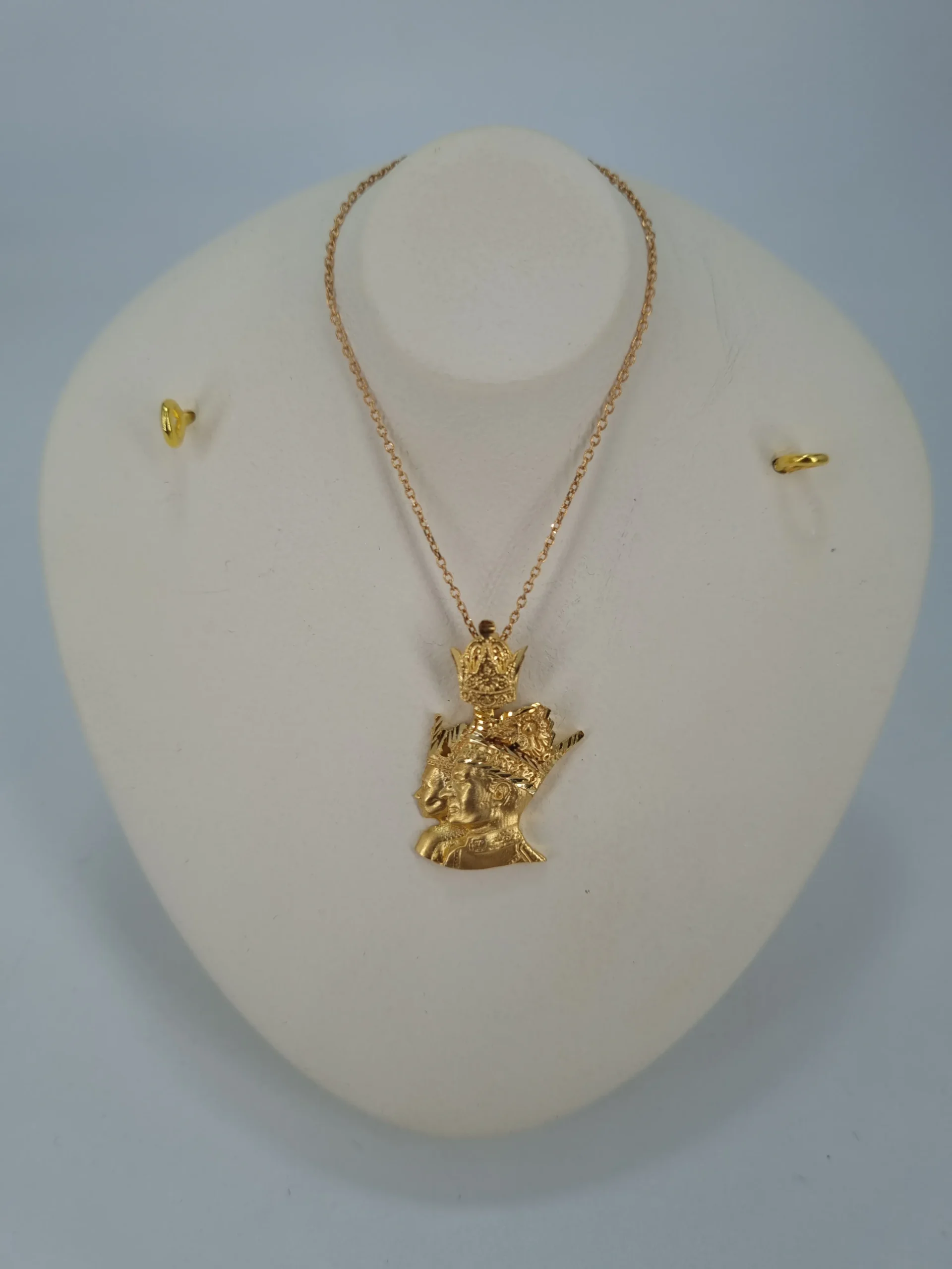 گردنبند طلای طرح شاه و فرح